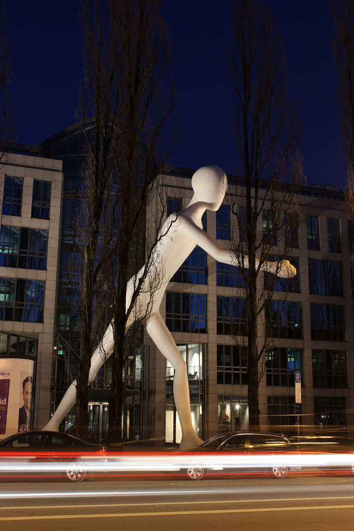 "Walking Man" vor dem Hauptgebäude der Munich RE