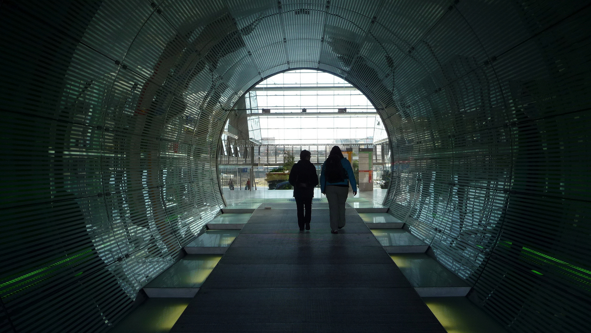 Walking Through The Tube - Der Gang durch die Röhre