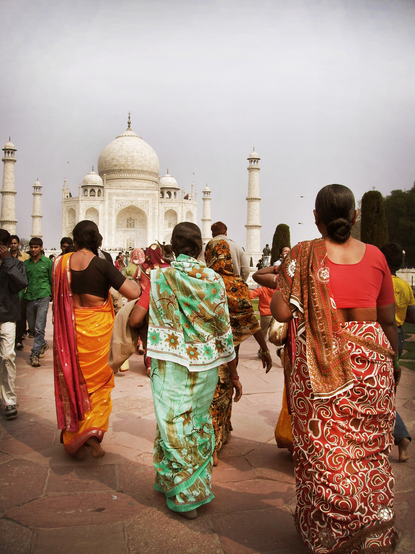 Walking to Taj Mahal