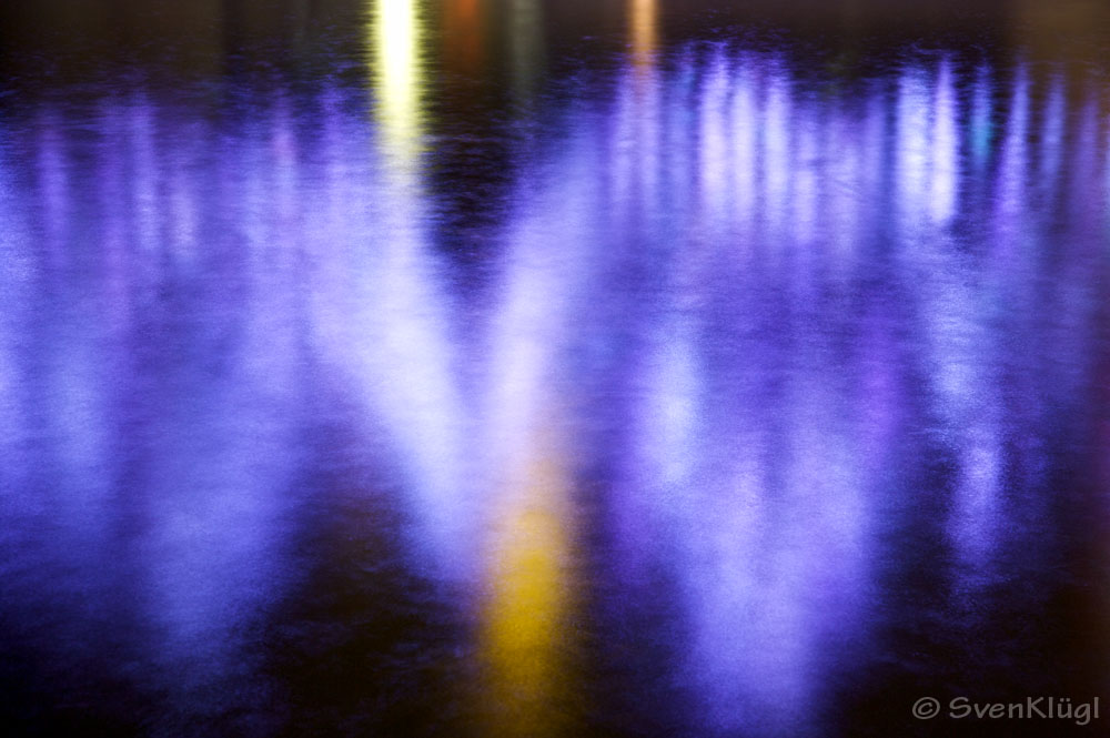 Wallanlagen: schwebende Lichter im See