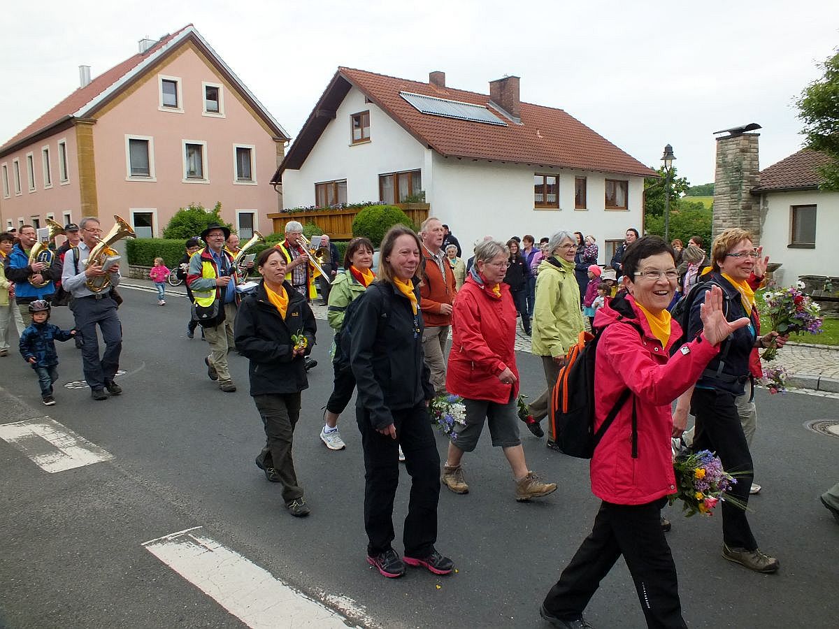 Wallfahrer ziehen durch das Land (2) ...