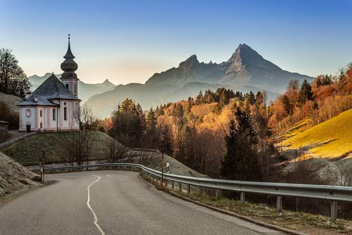 Wallfahrtkirche Maria Gern mit dem Watzmann im Hintergrund