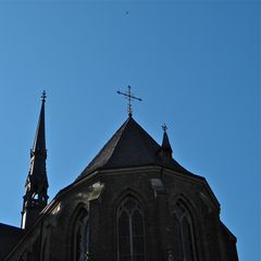 Wallfahrtsbasilika in Kevelaer, Oktober 2011 - mit einem Wanderfalken genau über dem Kreuz