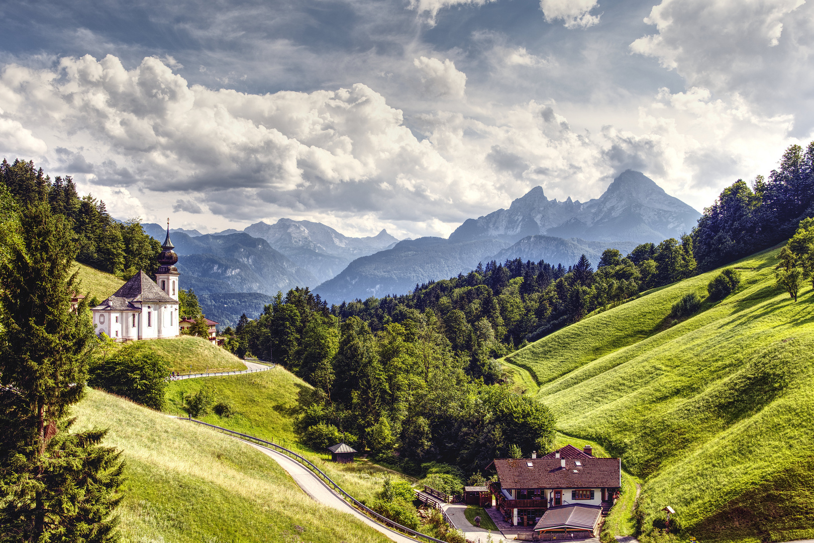 Wallfahrtskirche Maria Gern vor Watzmannmassiv in verträumter Landschaft (2)