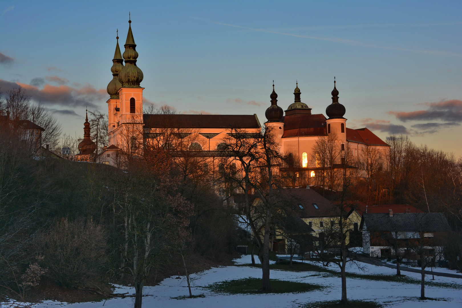 Wallfahrtskirche Maria Puchheim im Abendlicht...