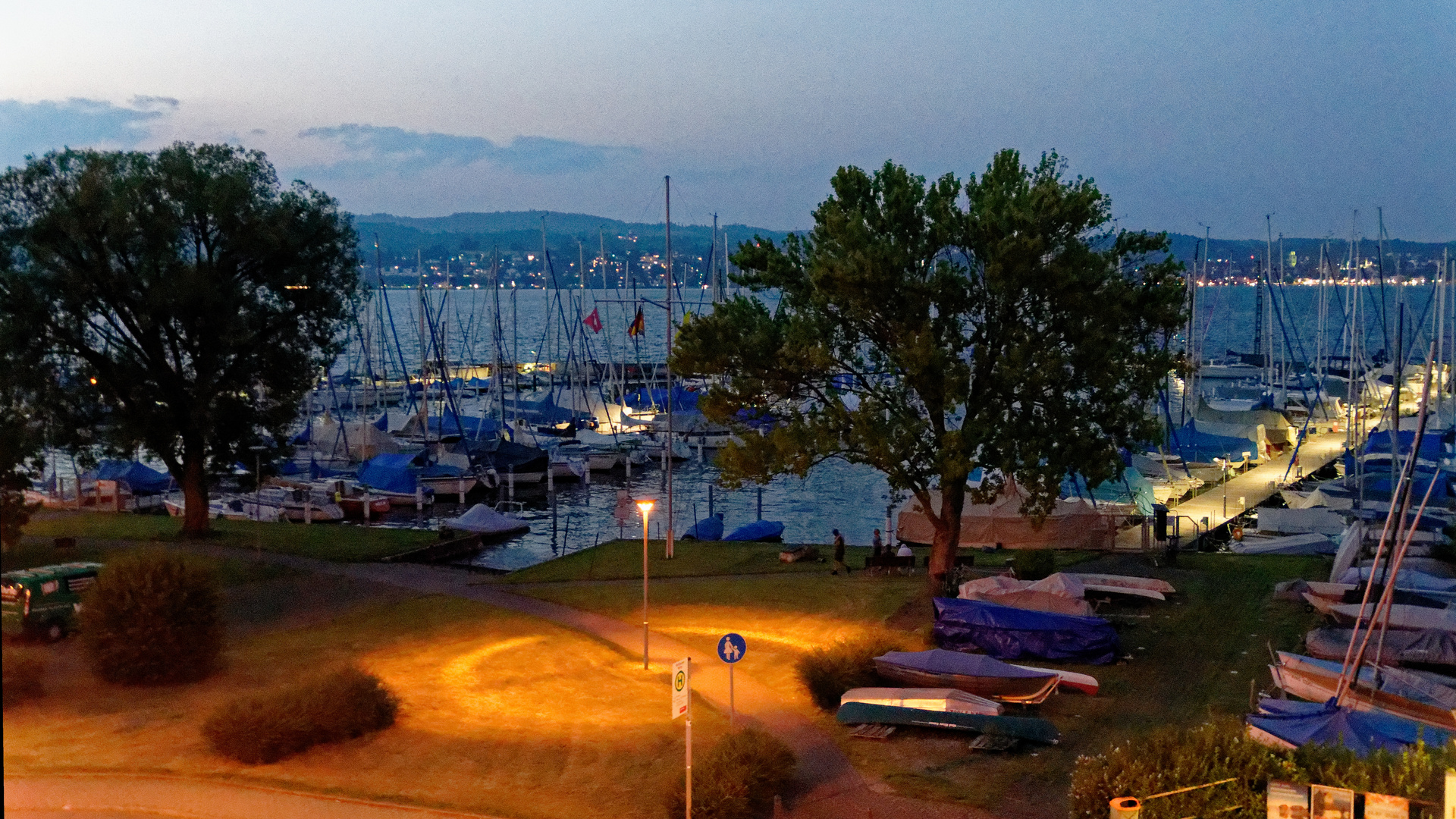 Wallhausen am Bodensee, Blick auf den Sportboothafen am Abend