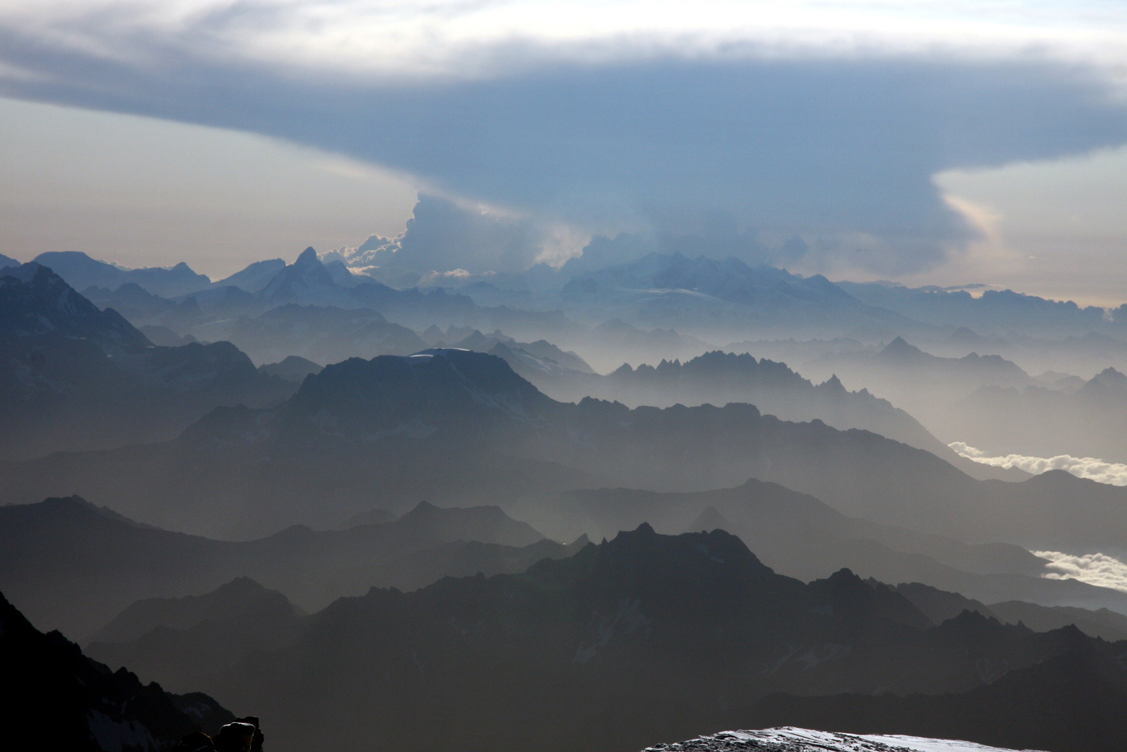 Wallis im Gewitter-vom Mont Blanc-Gipfel