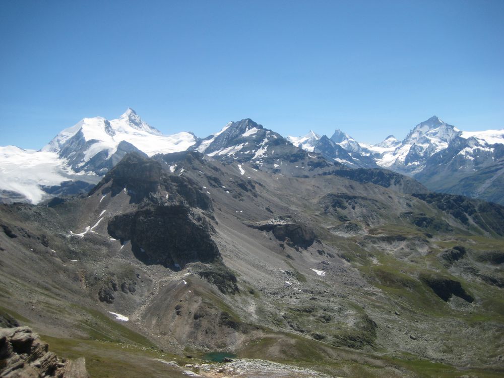 Walliser Bergwelt mit Matterhorn und Weisshorn.