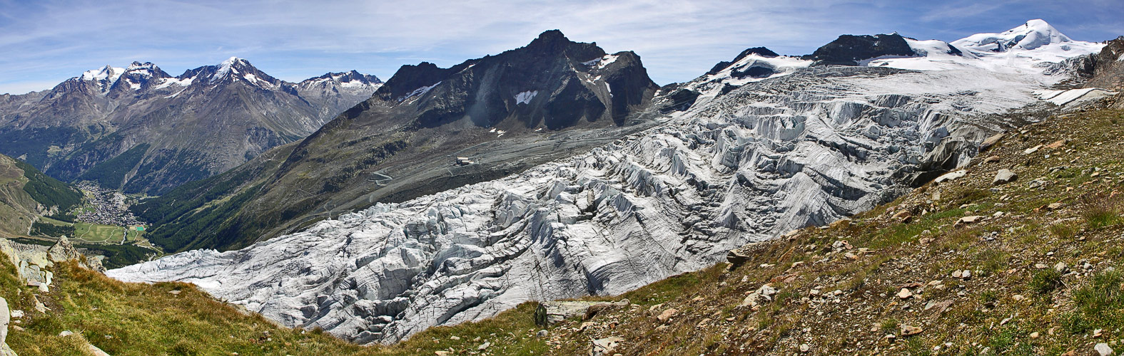 Walliser Feegletscher vor der Bergkulisse in Saas Fee an einem besonders schönen Tag...