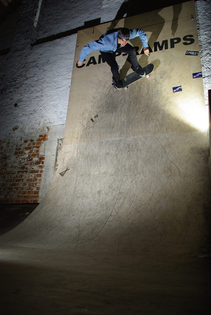 Wallride ( ca. 7Meter über dem Boden und ca. 4m über der nächsten Plattform)