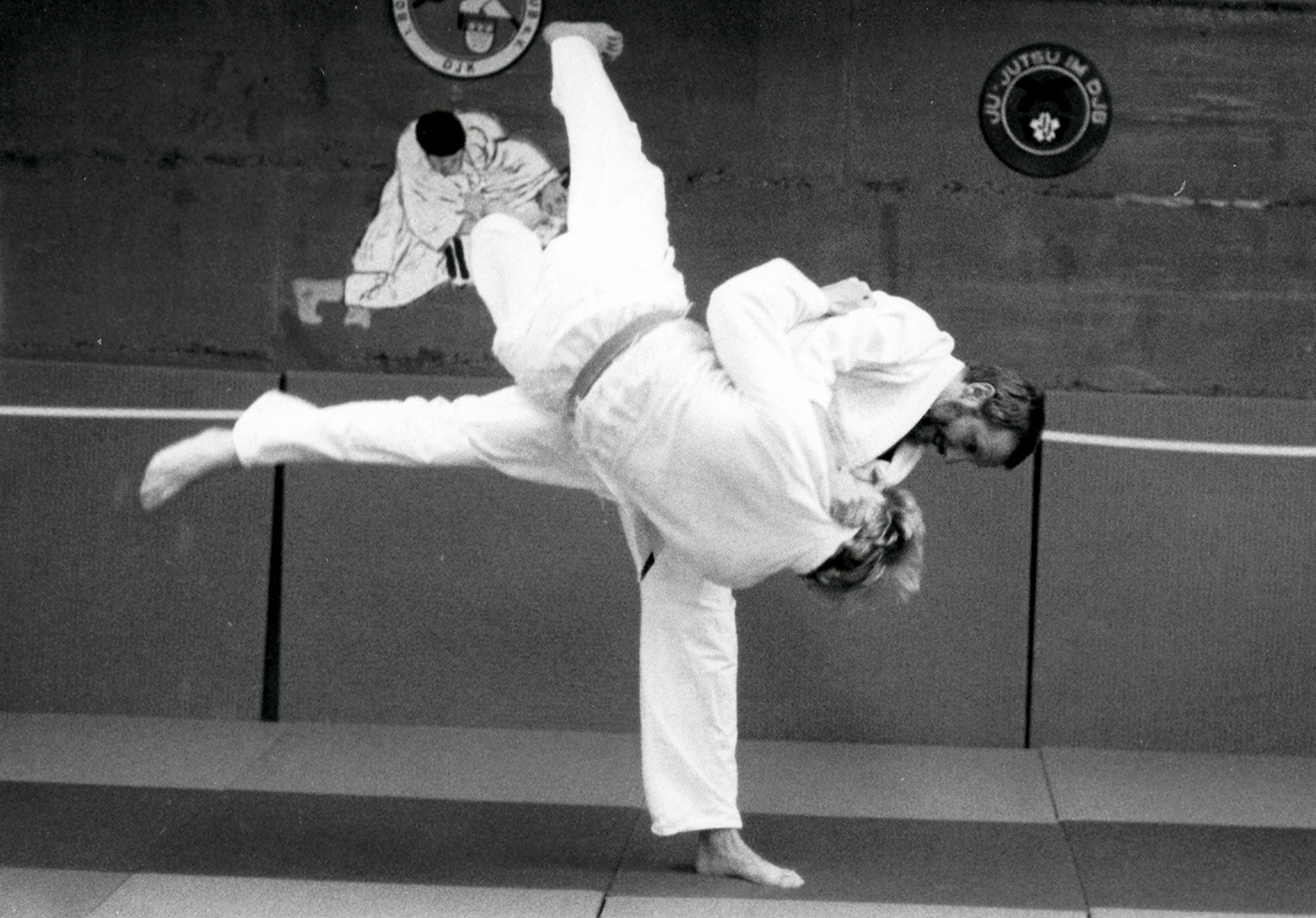 Walter wirft Norbert beim Training mit Harai Goshi (Hüftfegen)