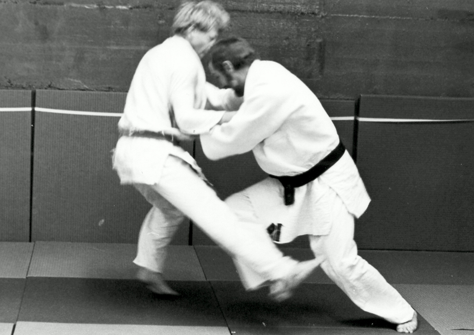 Walter wirft Norbert beim Training mit Ko-Uchi-Gari (Kleine Innensichel)