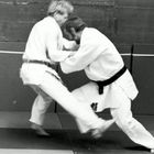 Walter wirft Norbert beim Training mit Ko-Uchi-Gari (Kleine Innensichel)