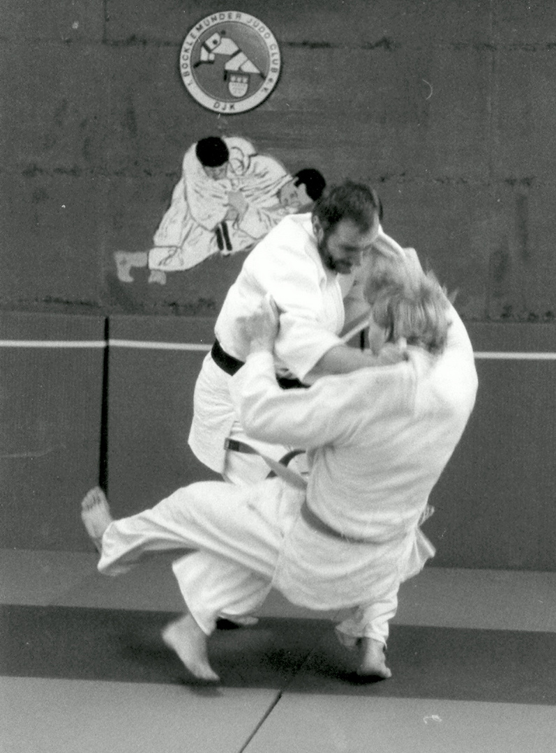 Walter wirft Norbert beim Training mit O-Uchi-Gari (Große Innensichel)