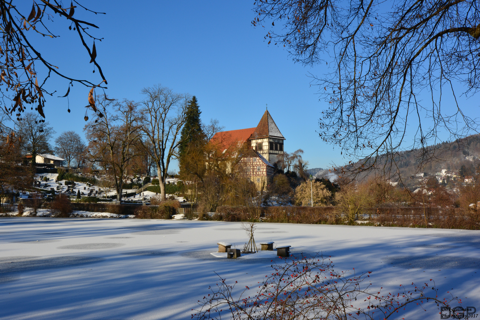 Walterichskirche Murrhardt mit zugefrorenem Feuersee