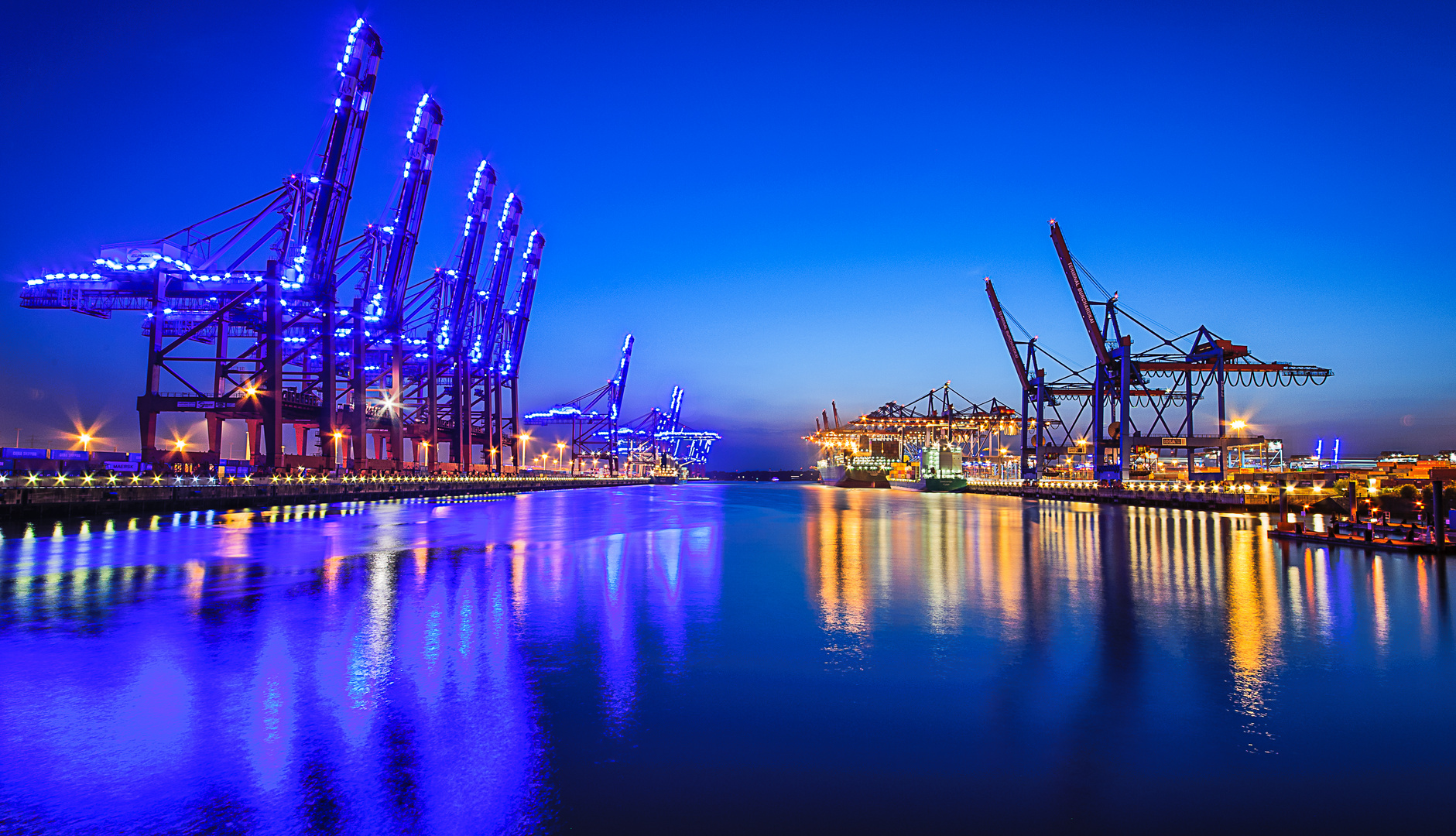 Waltershofdamm - Blue Port 2014, Hamburg (Exposure Blending)