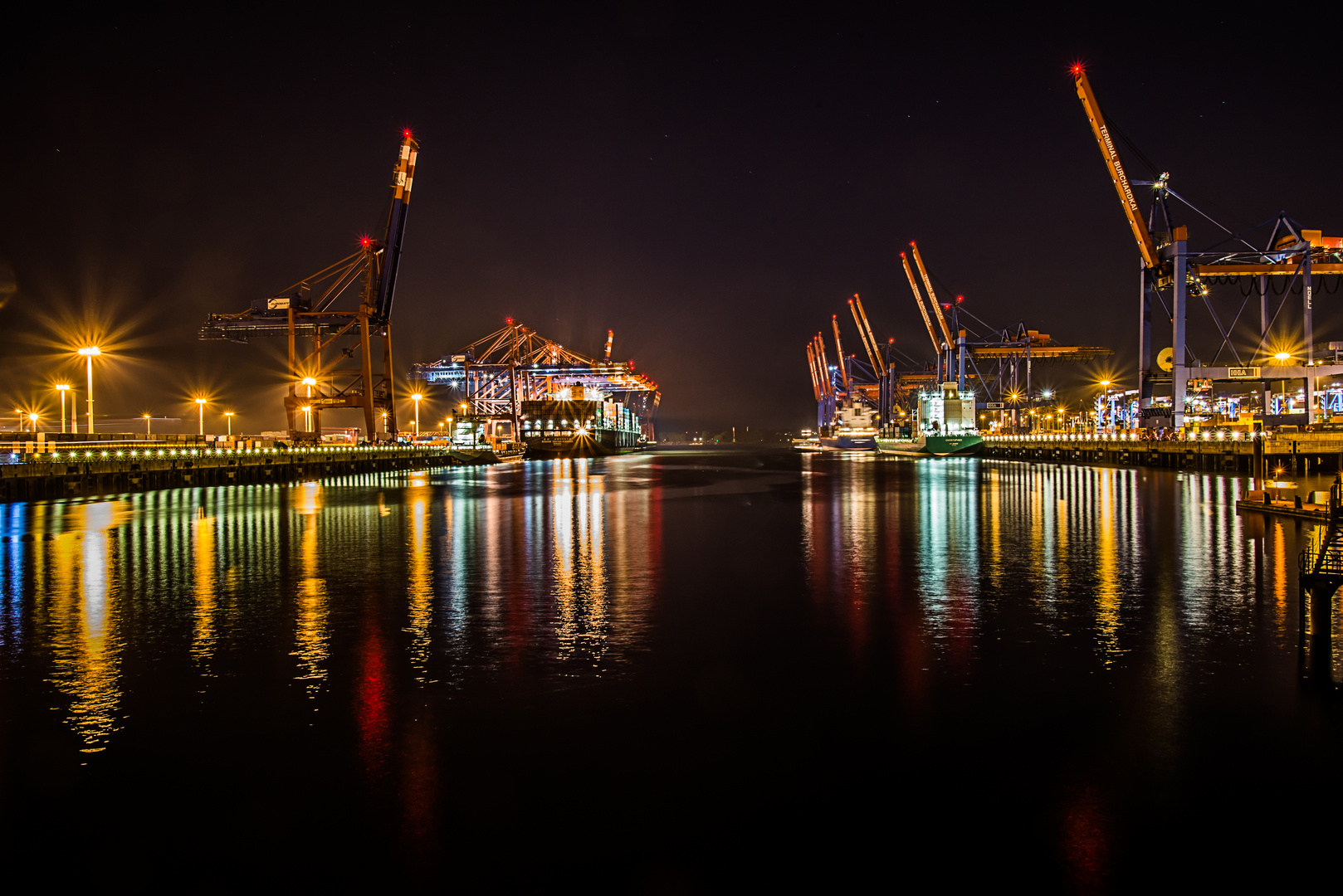 Waltershofer Hafen at night