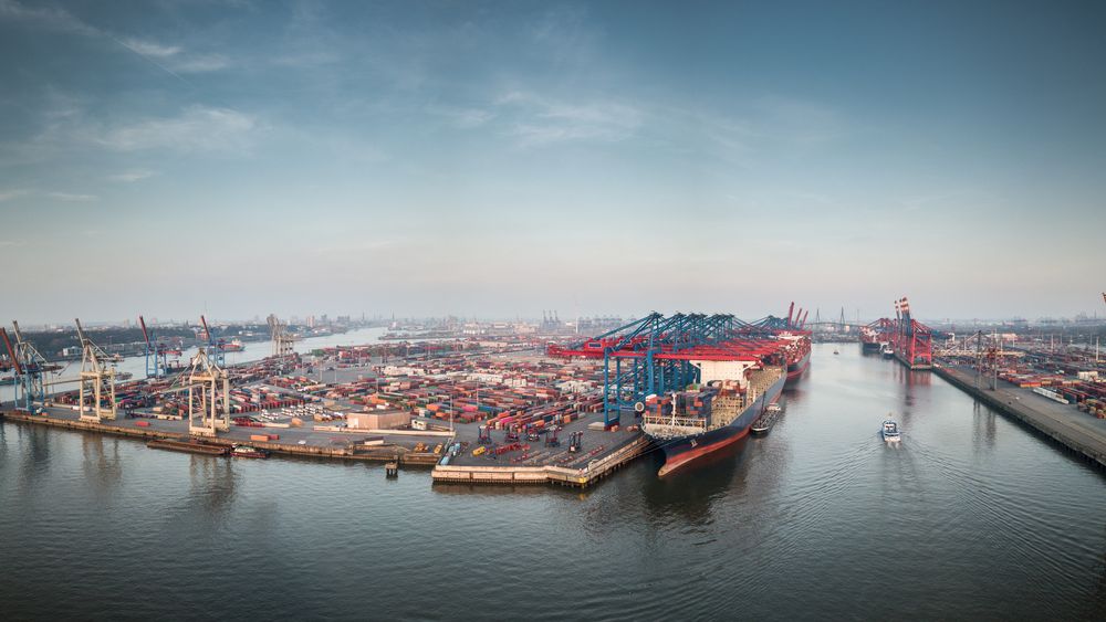 Waltershofer Hafen in Hamburg aus der  Luft mit etwas 