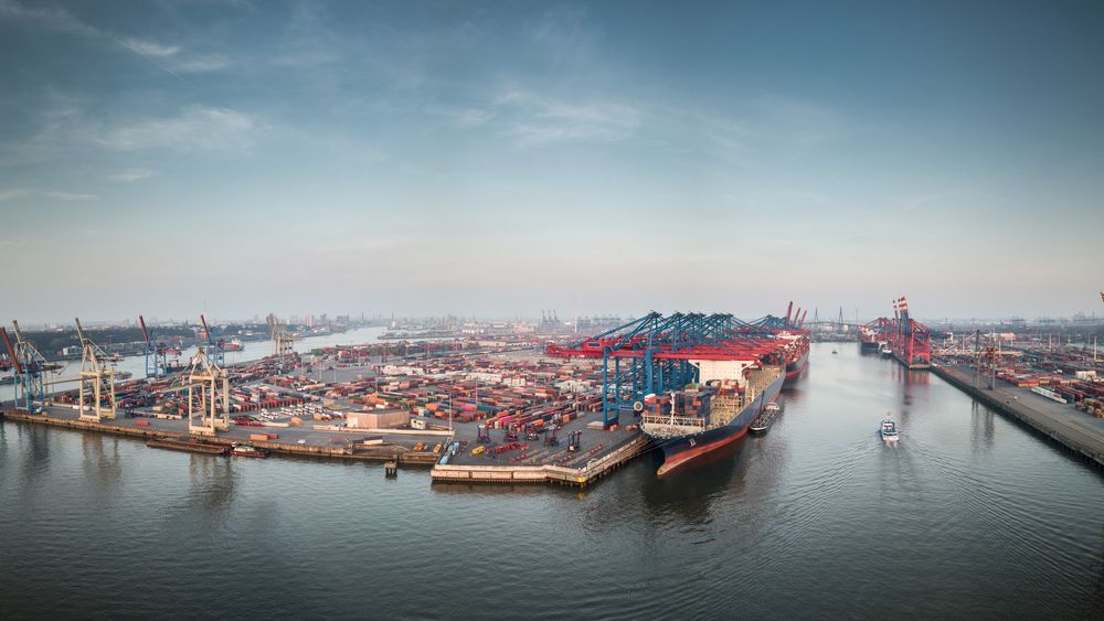 Waltershofer Hafen in Hamburg aus der Luft mit etwas Waltershofer Hafen in Hamburg aus der Luft mit etwas