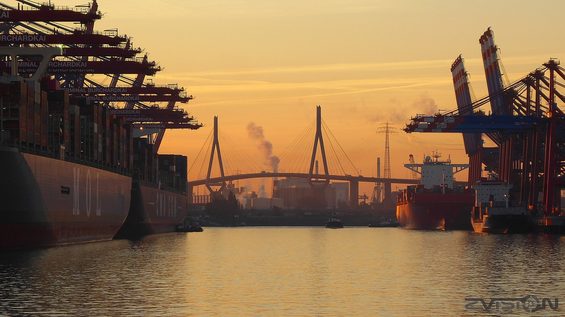 Waltershofer Hafen mit Köhlbrandbrücke am Morgen