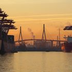 Waltershofer Hafen mit Köhlbrandbrücke am Morgen