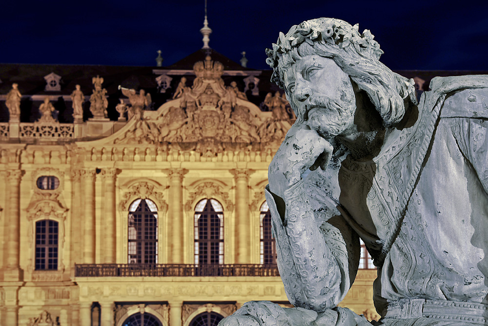 Walther von der Vogelweide vor der Würzburger Residenz