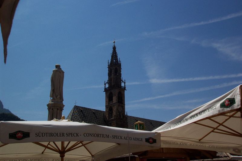 Walther von der Wogelweide assiste alla festa dello speck a Bolzano