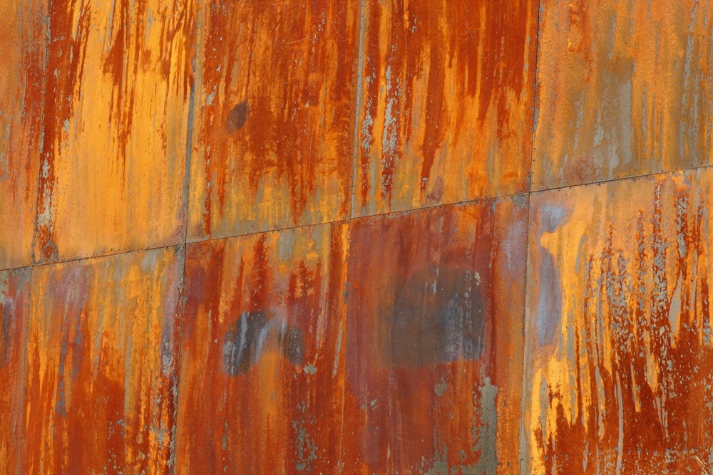 Wand aus Metallplatten