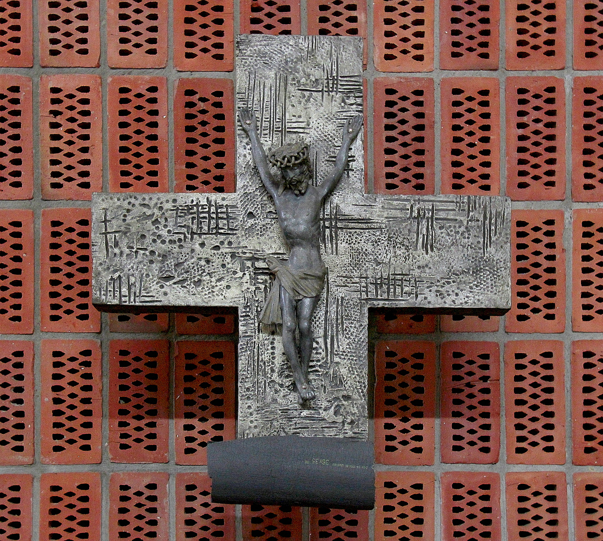 Wand-Kreuz Dreifaltigkeits-Kirche