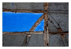 wand mit blau.