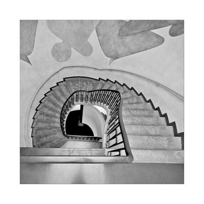 Wandbilder hier im Treppenhaus _ wie seh'n die wohl in Farbe aus ;-) (-;