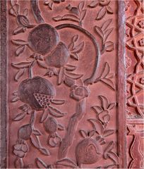 Wanddetail aus rotem Sandstein, in der Palastanlage von Fatehpur Sikri