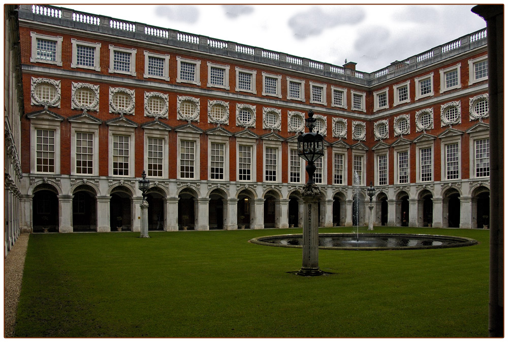 Wandelgänge mit Schlosshof auf Hampton Court Palace