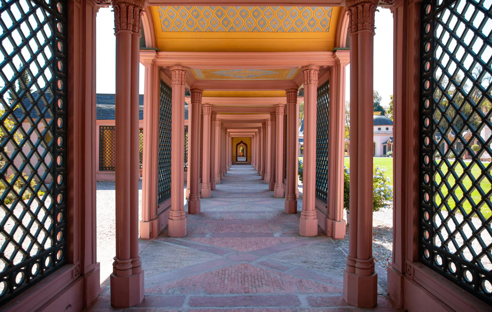 Wandelgang an der Schwetzinger Moschee