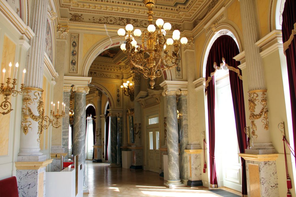 Wandelgang des ersten Ranges in der Semperoper in Dresden