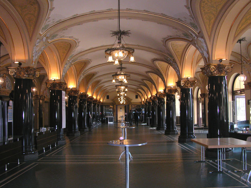 Wandelhalle in der historischen Stadthalle - Wuppertals "guter Stube"