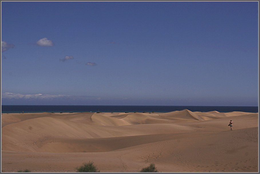 Wanderdünen Dünenwanderer.........Gran Canaria im März 2007 Foto & Bild landschaft, meer