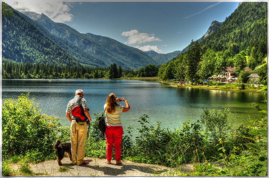 Wanderer am Hintersee bei Ramsau