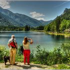 Wanderer am Hintersee bei Ramsau