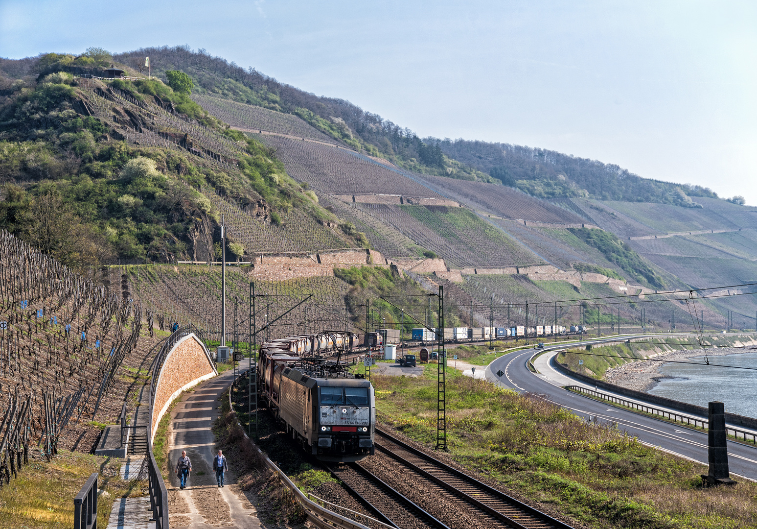 Wanderer am Schienenstrang