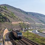 Wanderer am Schienenstrang