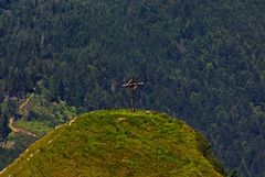 Wanderer bei der Rast am Kreuz