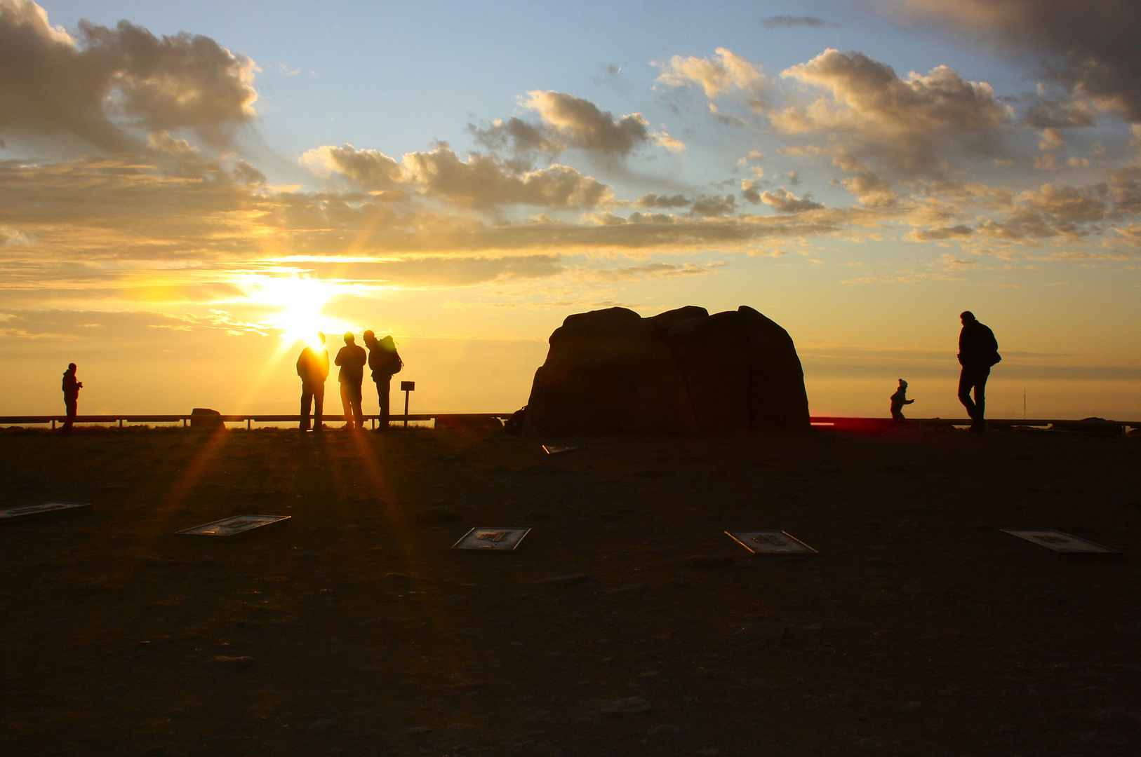 Wanderer bei Sonnenuntergang auf dem Brockenplateu (Harz)