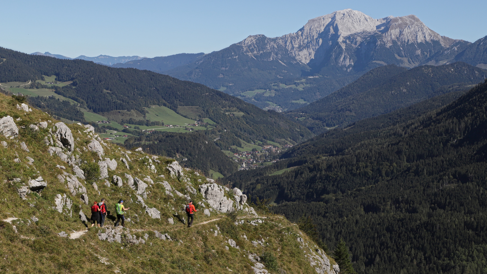 Wanderer beim Abstieg von der Halsalm (2018_09_27_EOS 6D Mark II_7881_ji)