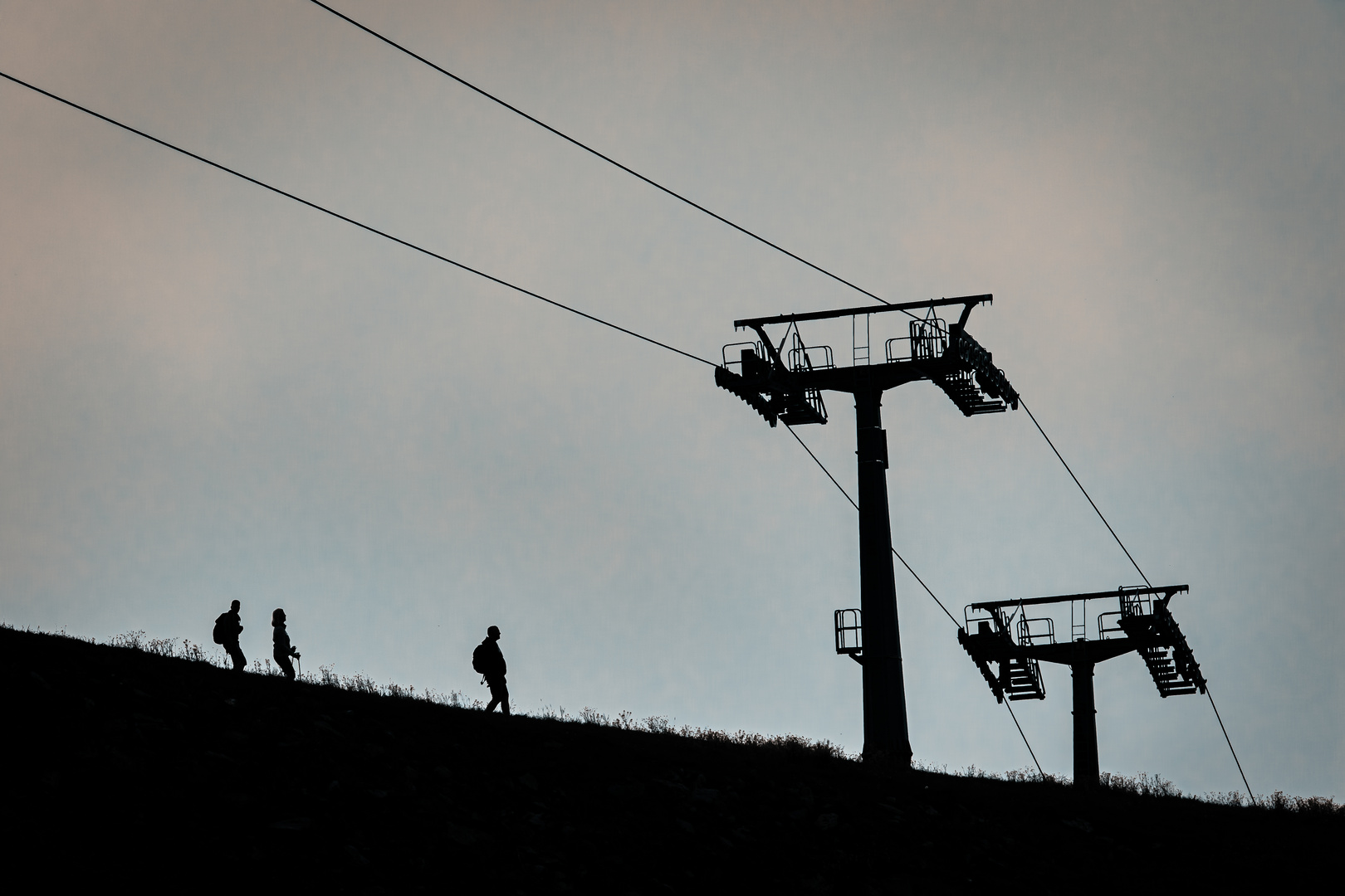 Wanderer unter der Seilbahn