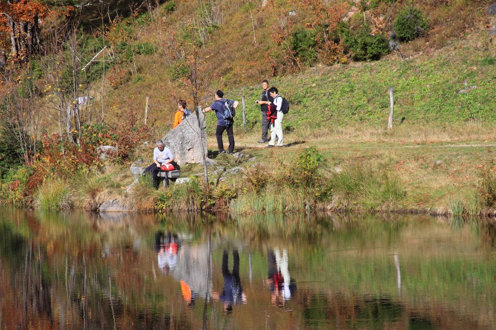 Wandergruppe am Nonnenmattweiher ...