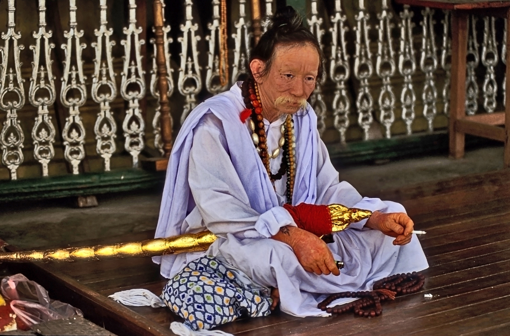 "Wandermönch" in der Shwedagon Pagode in Yangon 