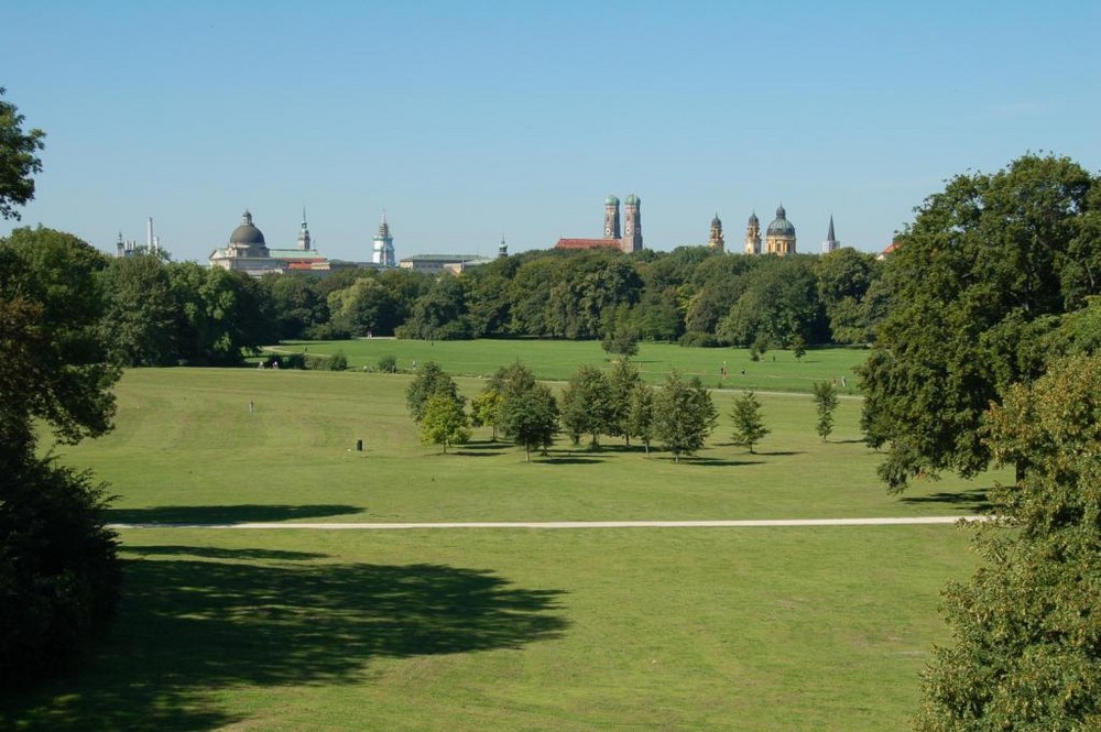 Wandern 15: Blick vom Monopteros im Englischen Garten auf Münchens Innenstadt.