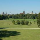 Wandern 15: Blick vom Monopteros im Englischen Garten auf Münchens Innenstadt.