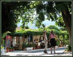 Wandern auf Samos: ein kühles Glas Götterwein in der Taverne